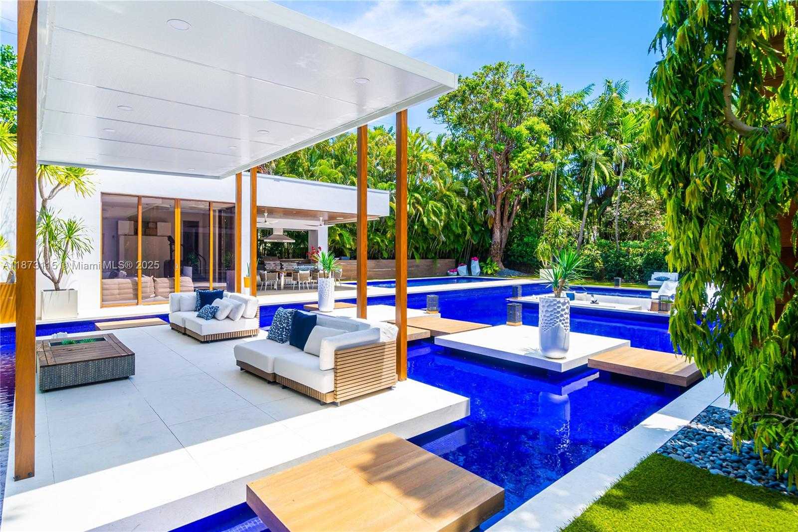 Small Image of 3009 PINE TREE DR, Miami Beach Number 32