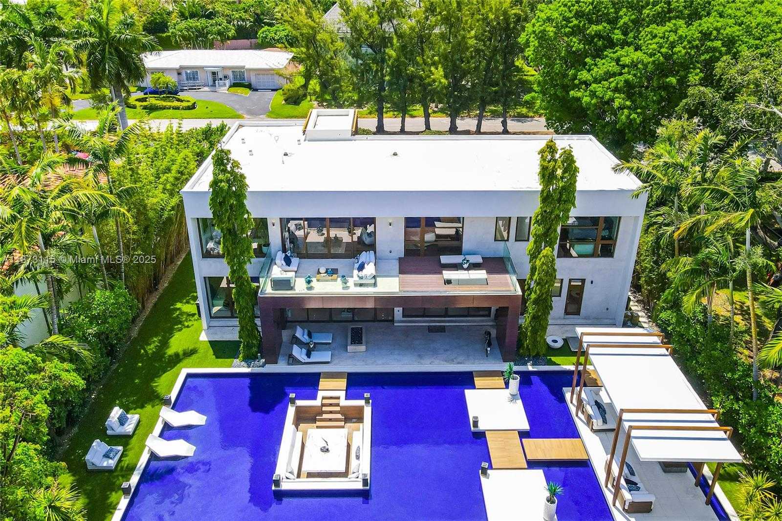 Small Image of 3009 PINE TREE DR, Miami Beach Number 4