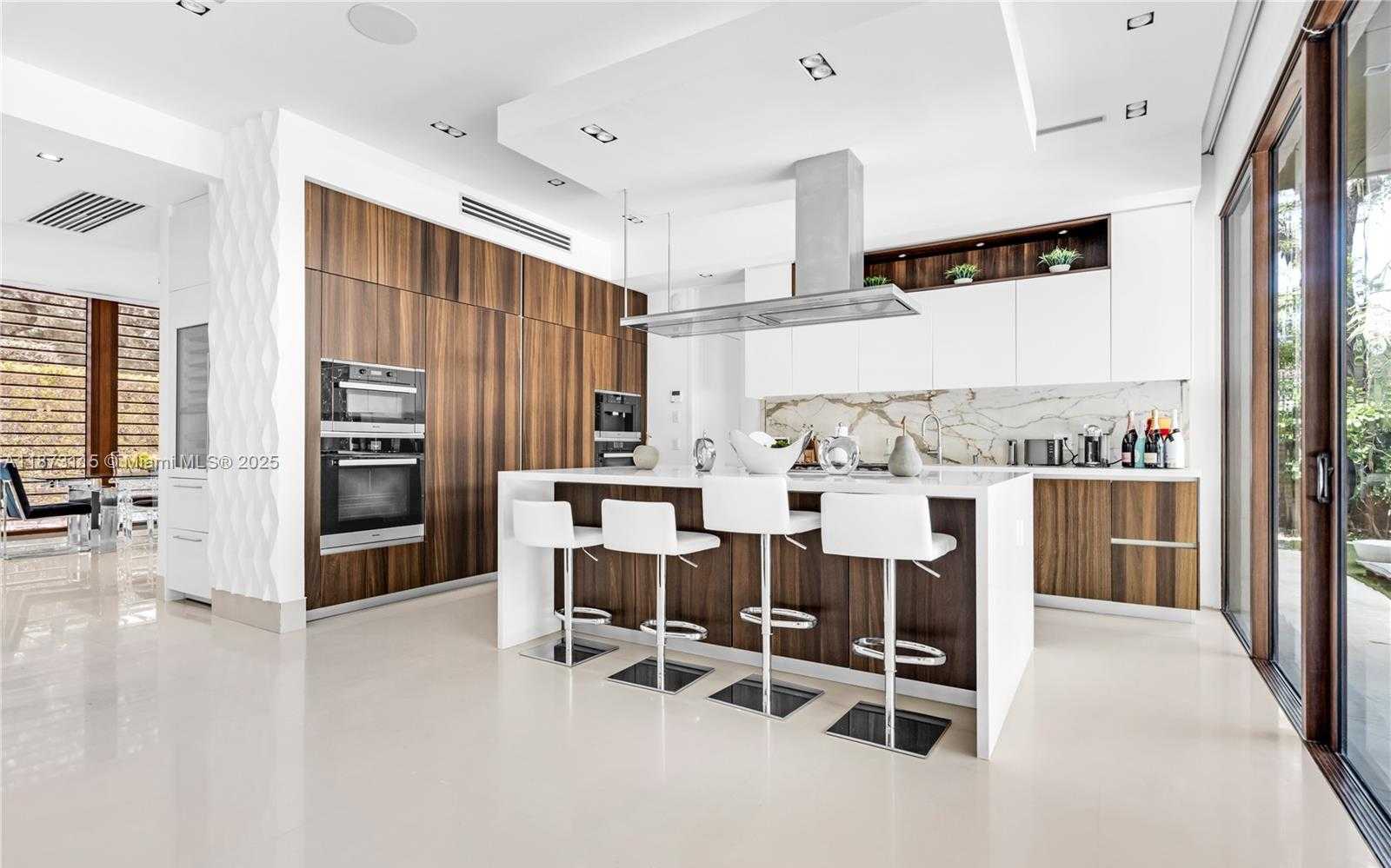 Small Image of 3009 PINE TREE DR, Miami Beach Number 45
