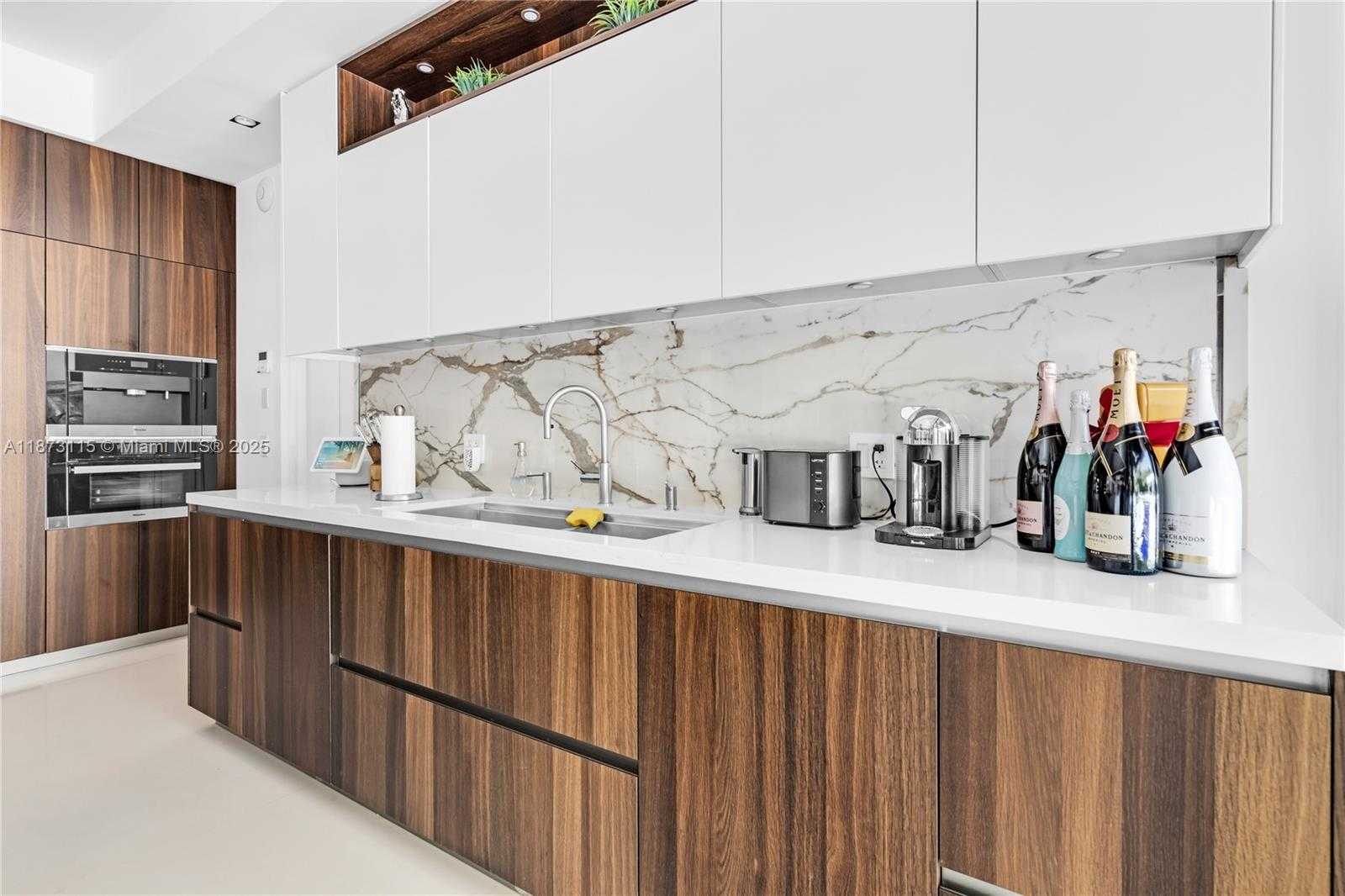 Small Image of 3009 PINE TREE DR, Miami Beach Number 46