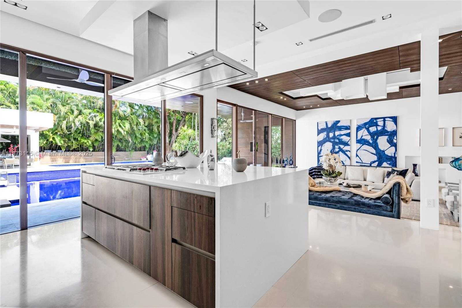 Small Image of 3009 PINE TREE DR, Miami Beach Number 47