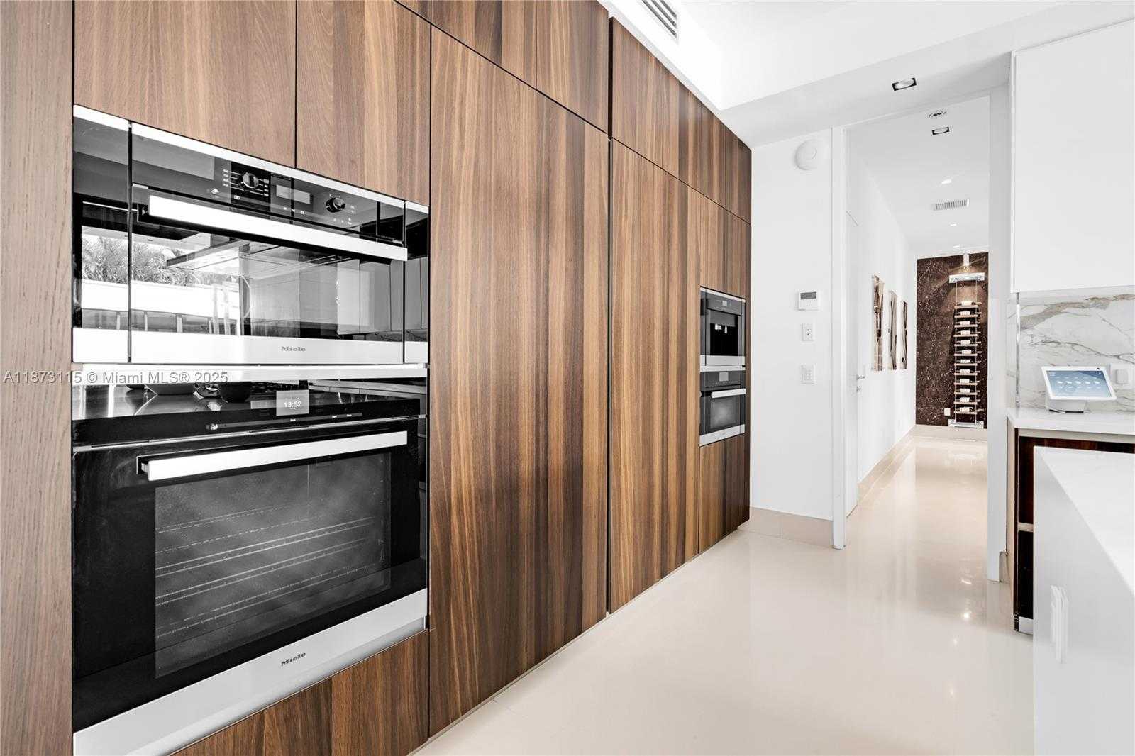 Small Image of 3009 PINE TREE DR, Miami Beach Number 48