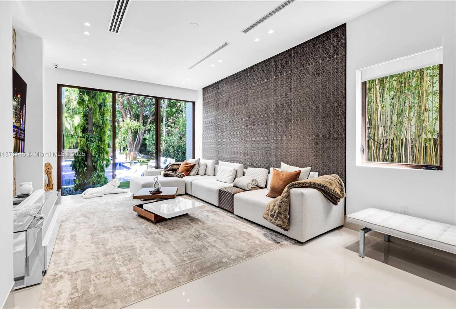 Small Image of 3009 PINE TREE DR, Miami Beach Number 54