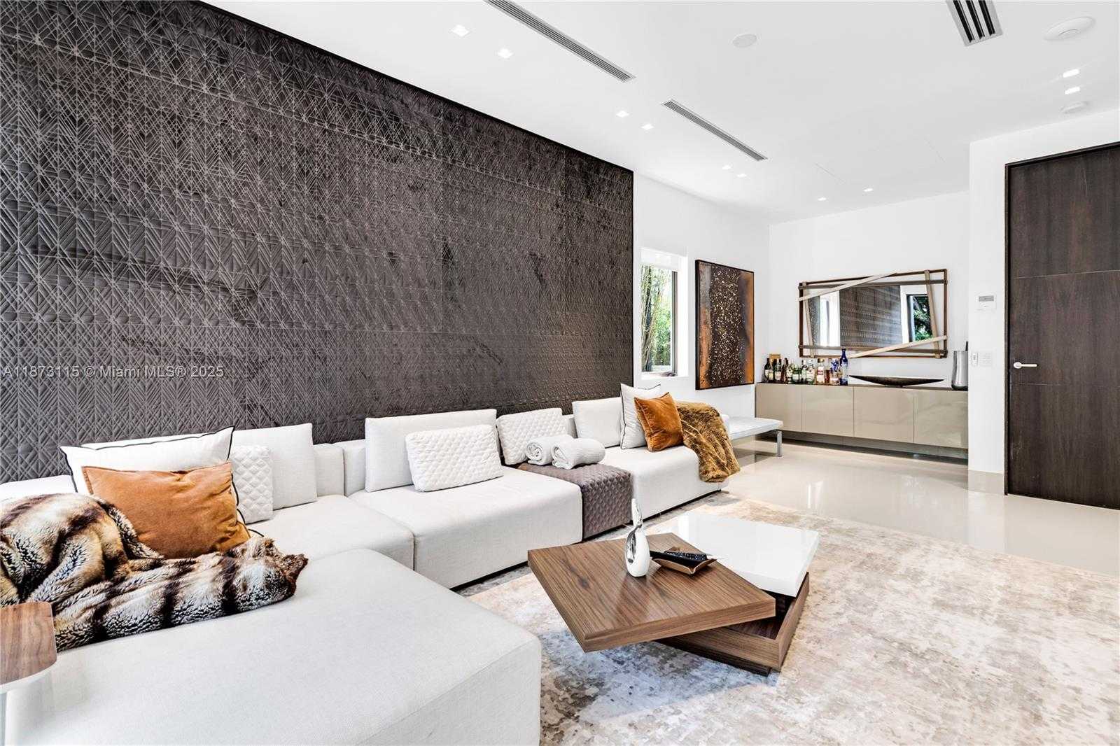 Small Image of 3009 PINE TREE DR, Miami Beach Number 55