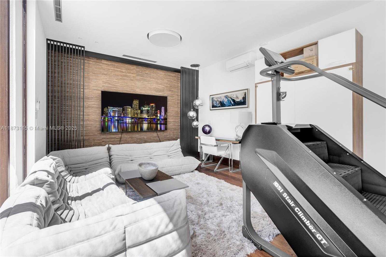 Small Image of 3009 PINE TREE DR, Miami Beach Number 57