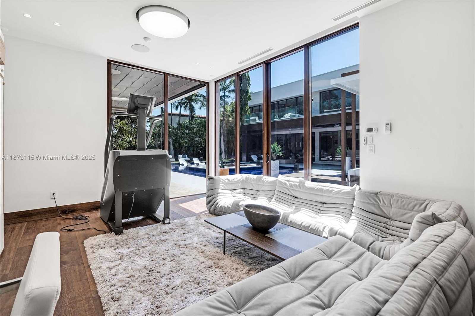 Small Image of 3009 PINE TREE DR, Miami Beach Number 58