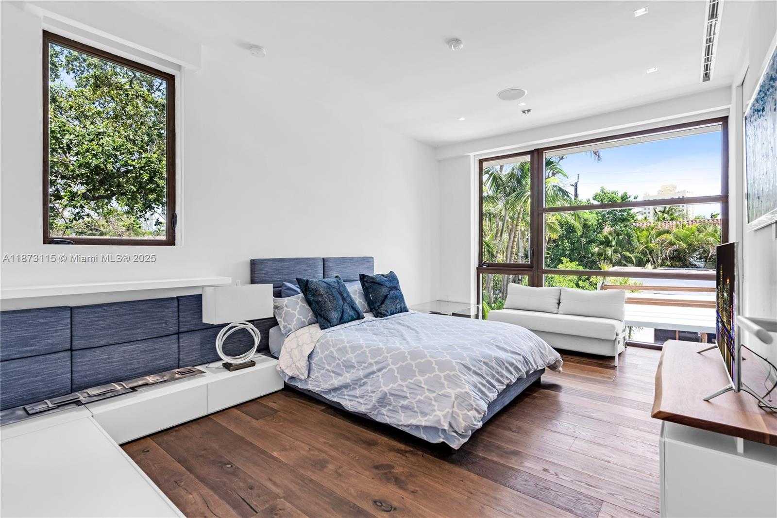 Small Image of 3009 PINE TREE DR, Miami Beach Number 59