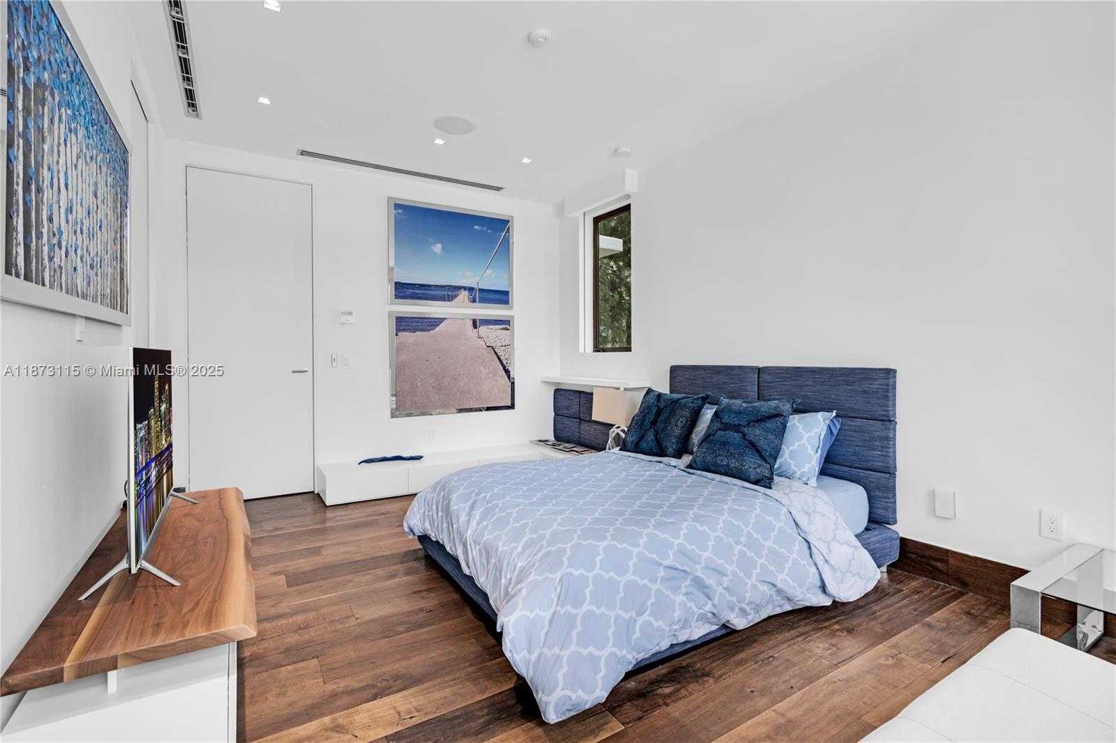 Small Image of 3009 PINE TREE DR, Miami Beach Number 61