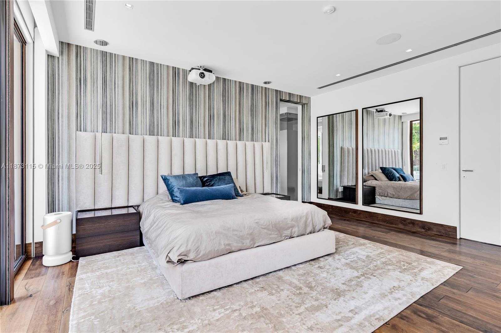 Small Image of 3009 PINE TREE DR, Miami Beach Number 65