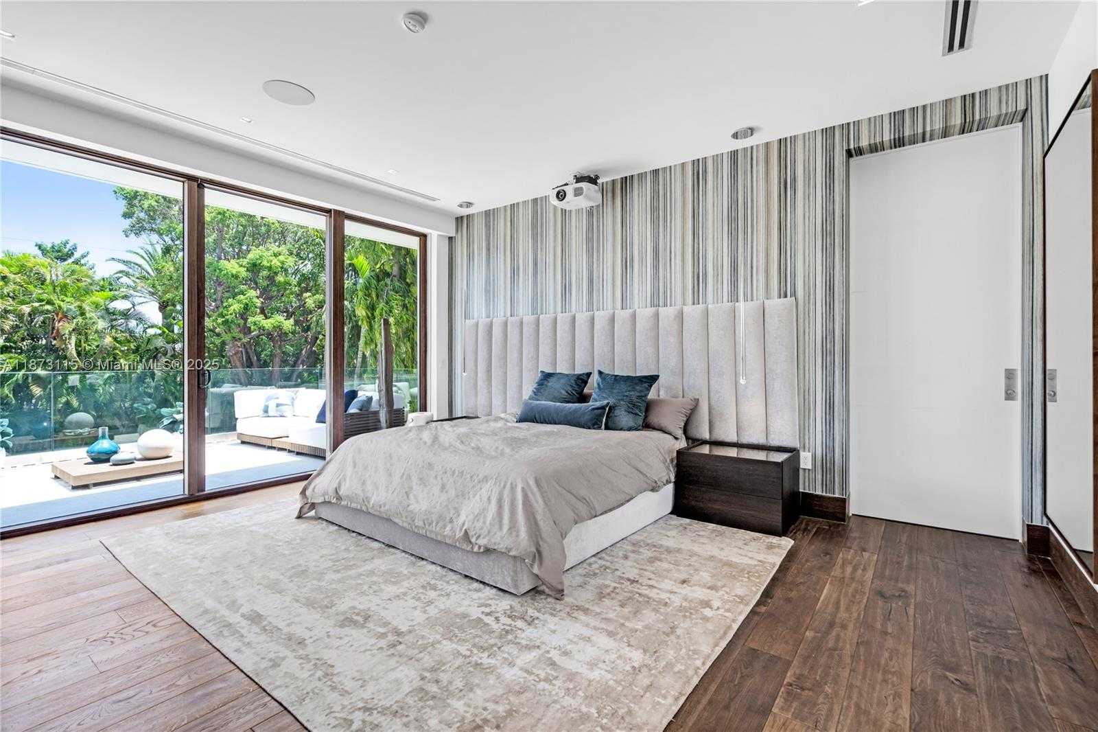 Small Image of 3009 PINE TREE DR, Miami Beach Number 66