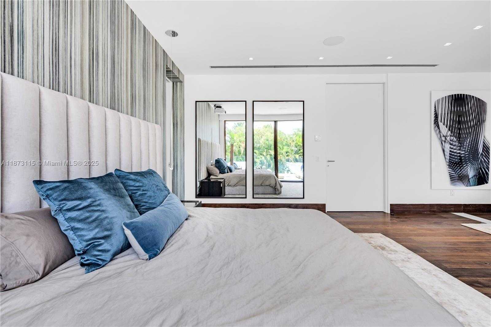 Small Image of 3009 PINE TREE DR, Miami Beach Number 68