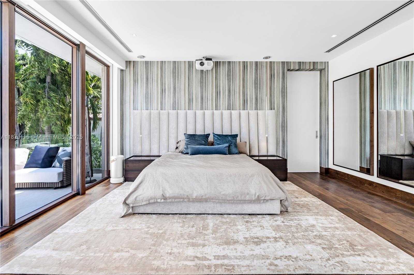 Small Image of 3009 PINE TREE DR, Miami Beach Number 69