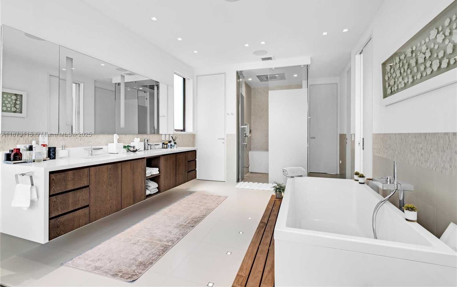 Small Image of 3009 PINE TREE DR, Miami Beach Number 72