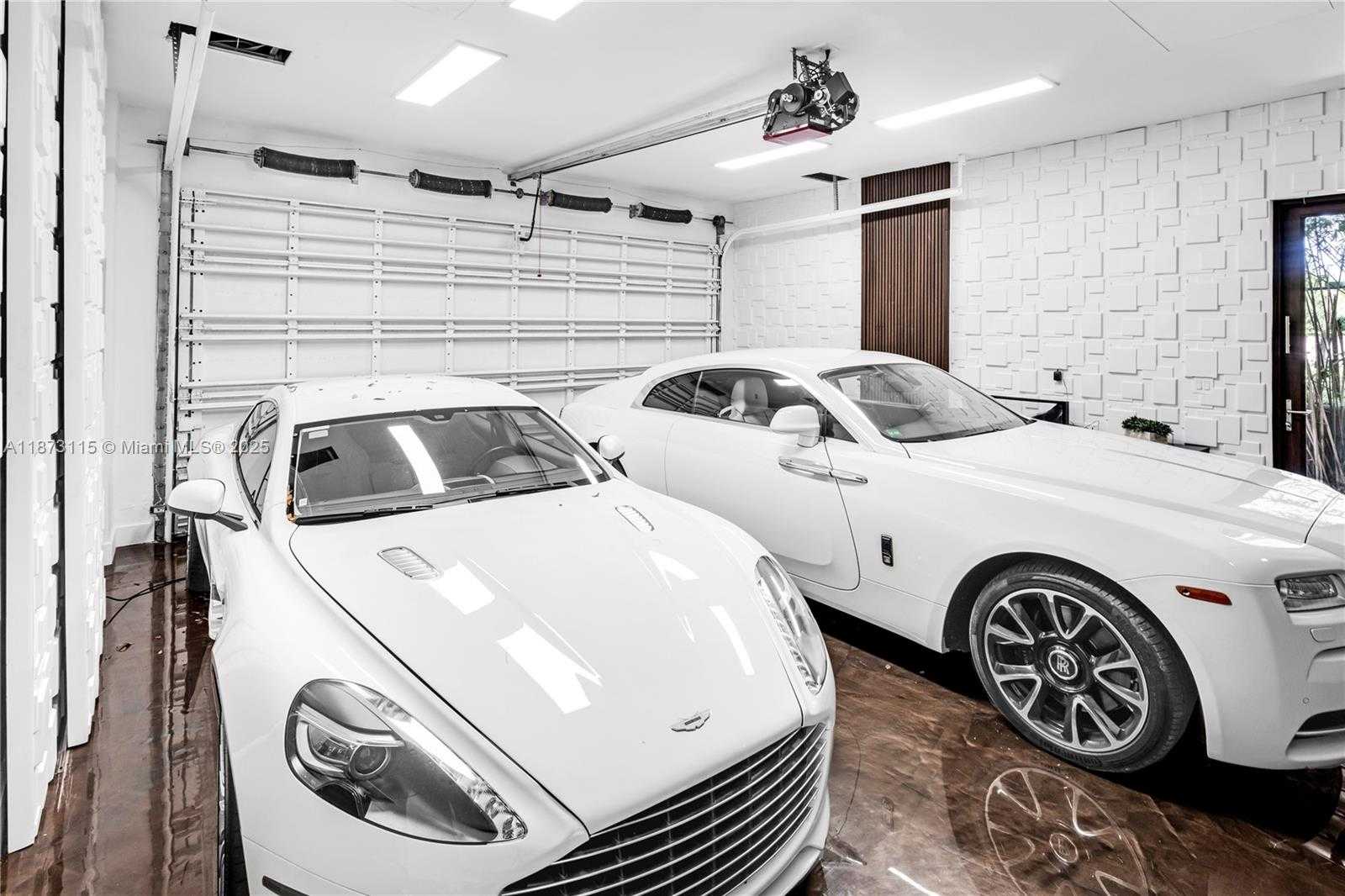 Small Image of 3009 PINE TREE DR, Miami Beach Number 73