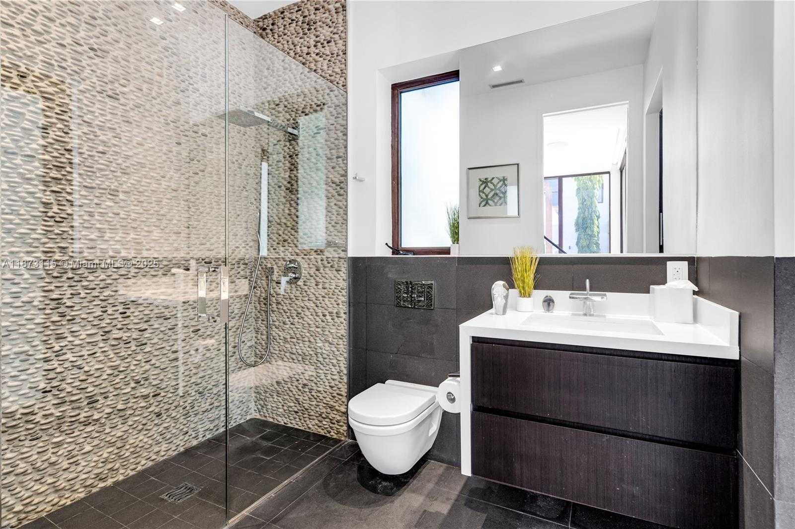 Small Image of 3009 PINE TREE DR, Miami Beach Number 74