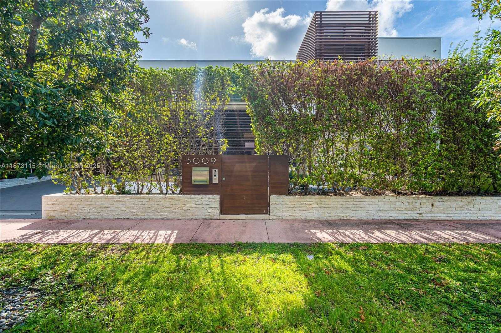 Small Image of 3009 PINE TREE DR, Miami Beach Number 75