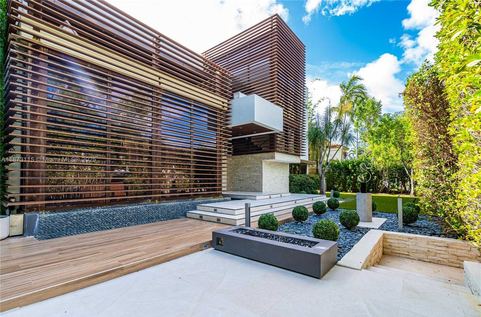 Small Image of 3009 PINE TREE DR, Miami Beach Number 78