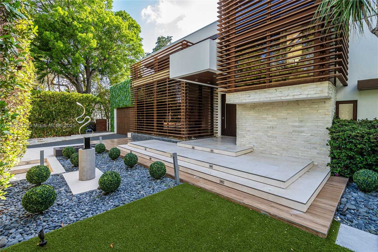Small Image of 3009 PINE TREE DR, Miami Beach Number 79