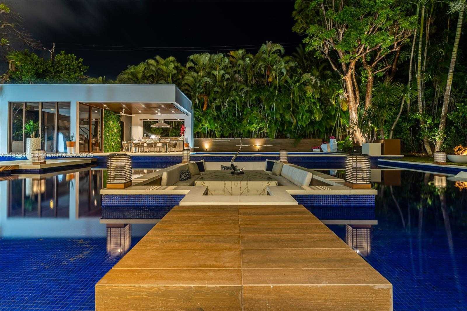 Small Image of 3009 PINE TREE DR, Miami Beach Number 84