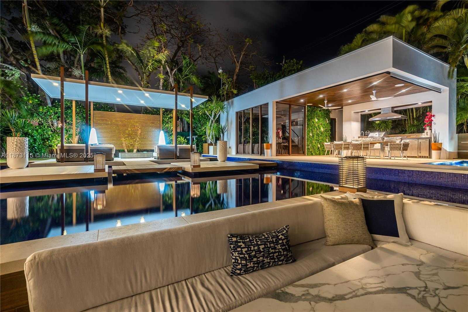 Small Image of 3009 PINE TREE DR, Miami Beach Number 85