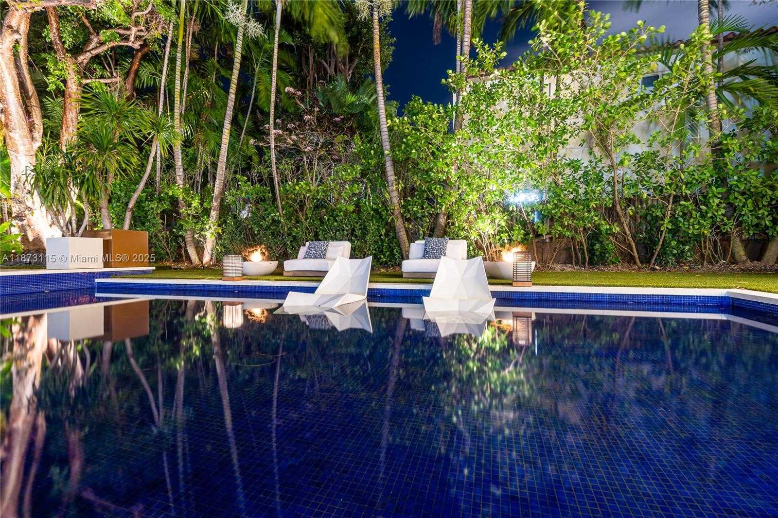 Small Image of 3009 PINE TREE DR, Miami Beach Number 86