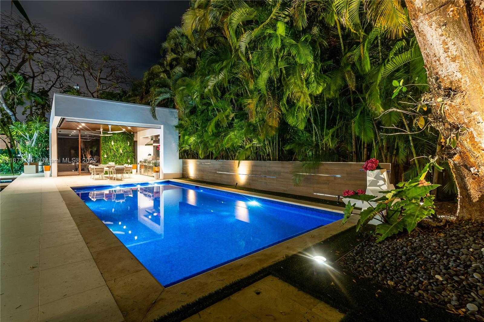 Small Image of 3009 PINE TREE DR, Miami Beach Number 89