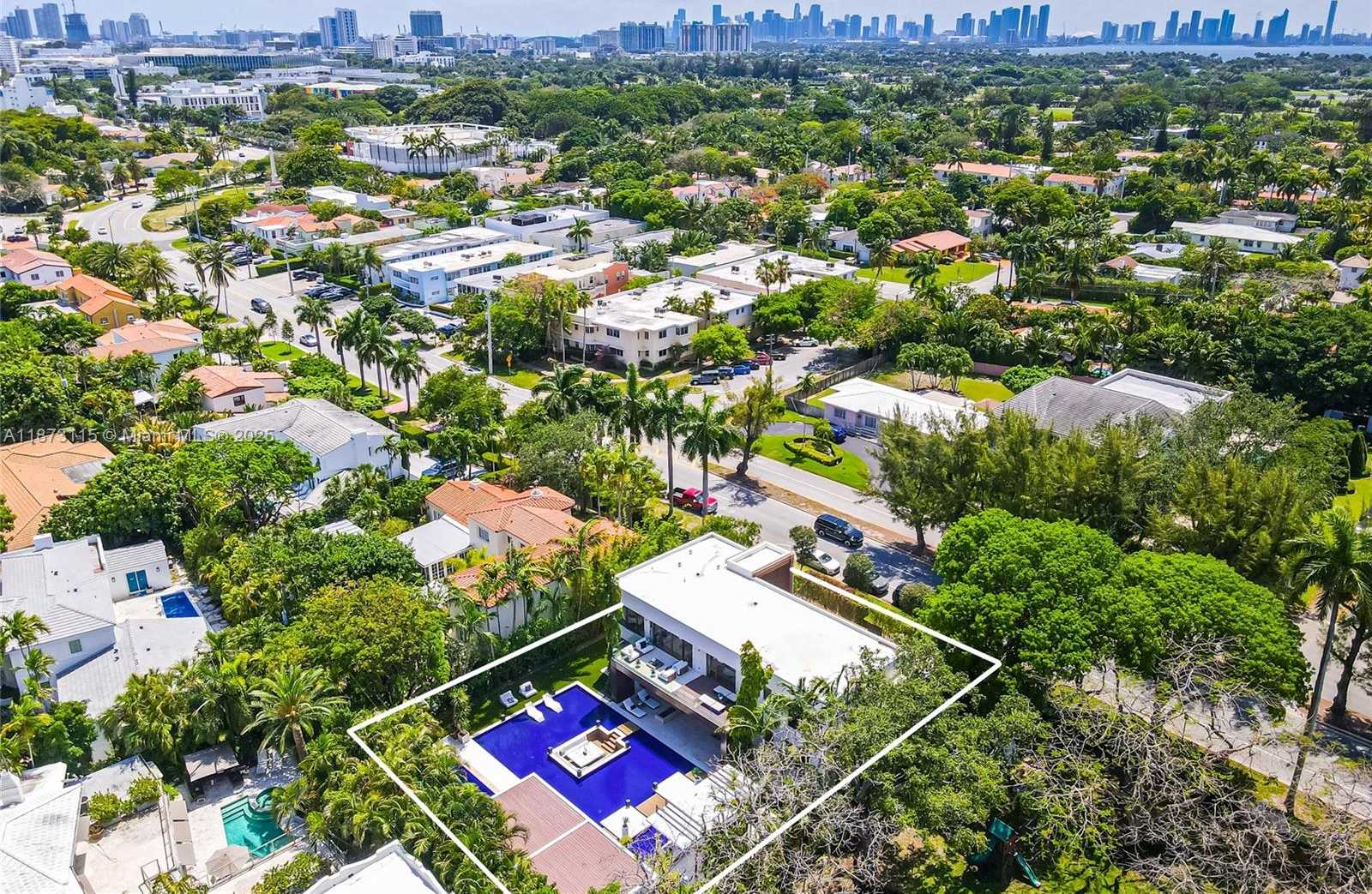 Small Image of 3009 PINE TREE DR, Miami Beach Number 9
