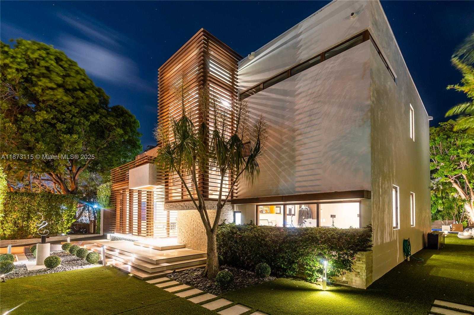 Small Image of 3009 PINE TREE DR, Miami Beach Number 98