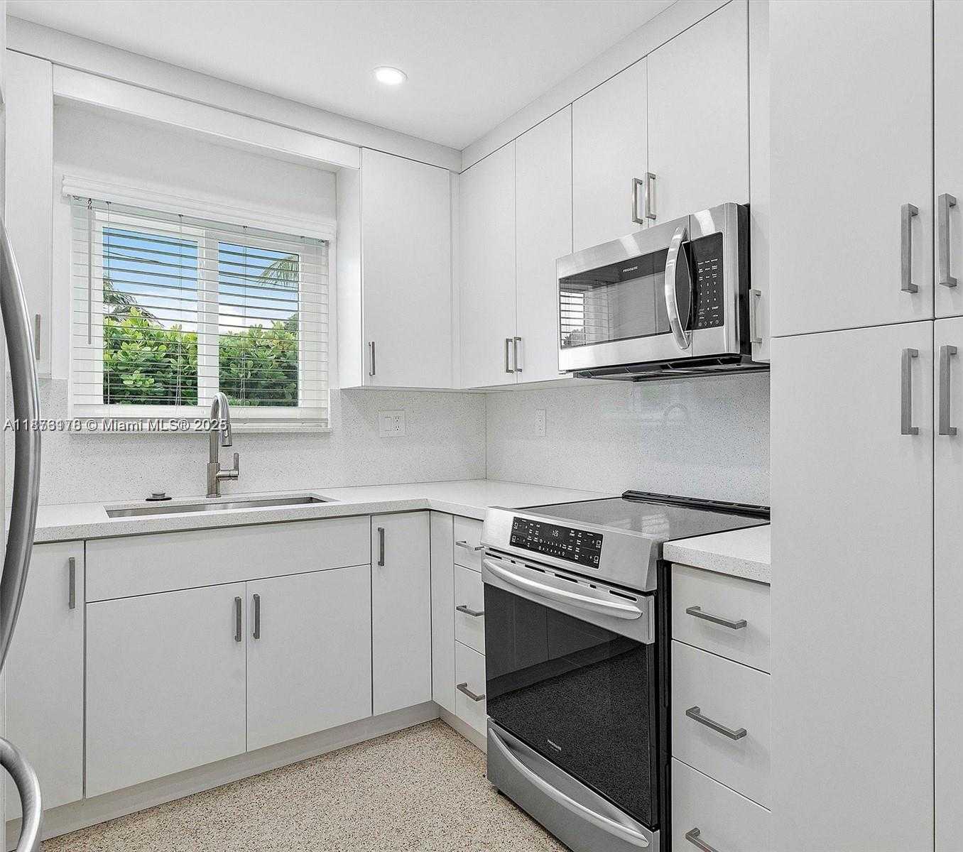 Small Image of 17320 NORTH WEST 80TH AVE, Hialeah Number 15