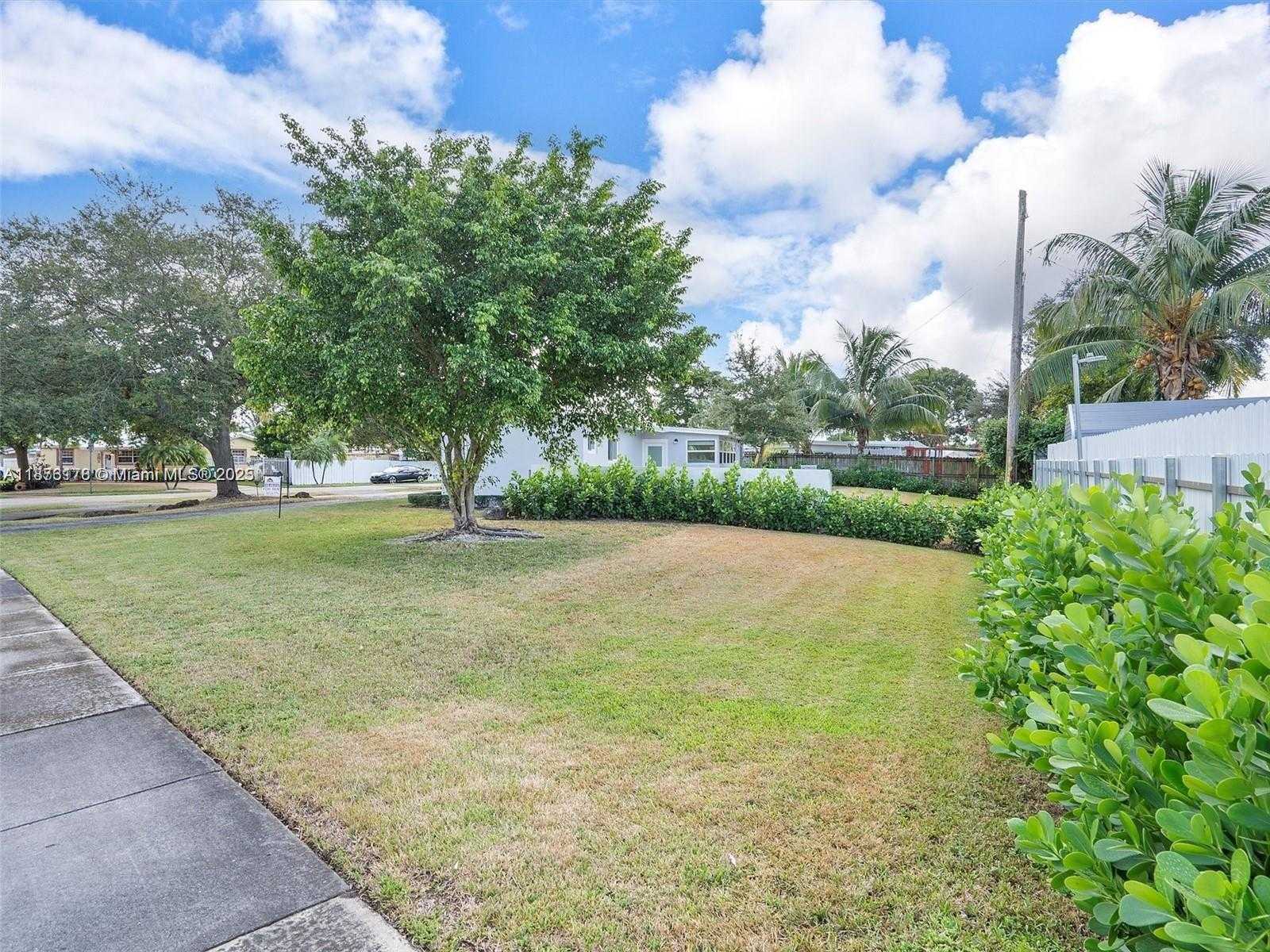 Small Image of 17320 NORTH WEST 80TH AVE, Hialeah Number 3