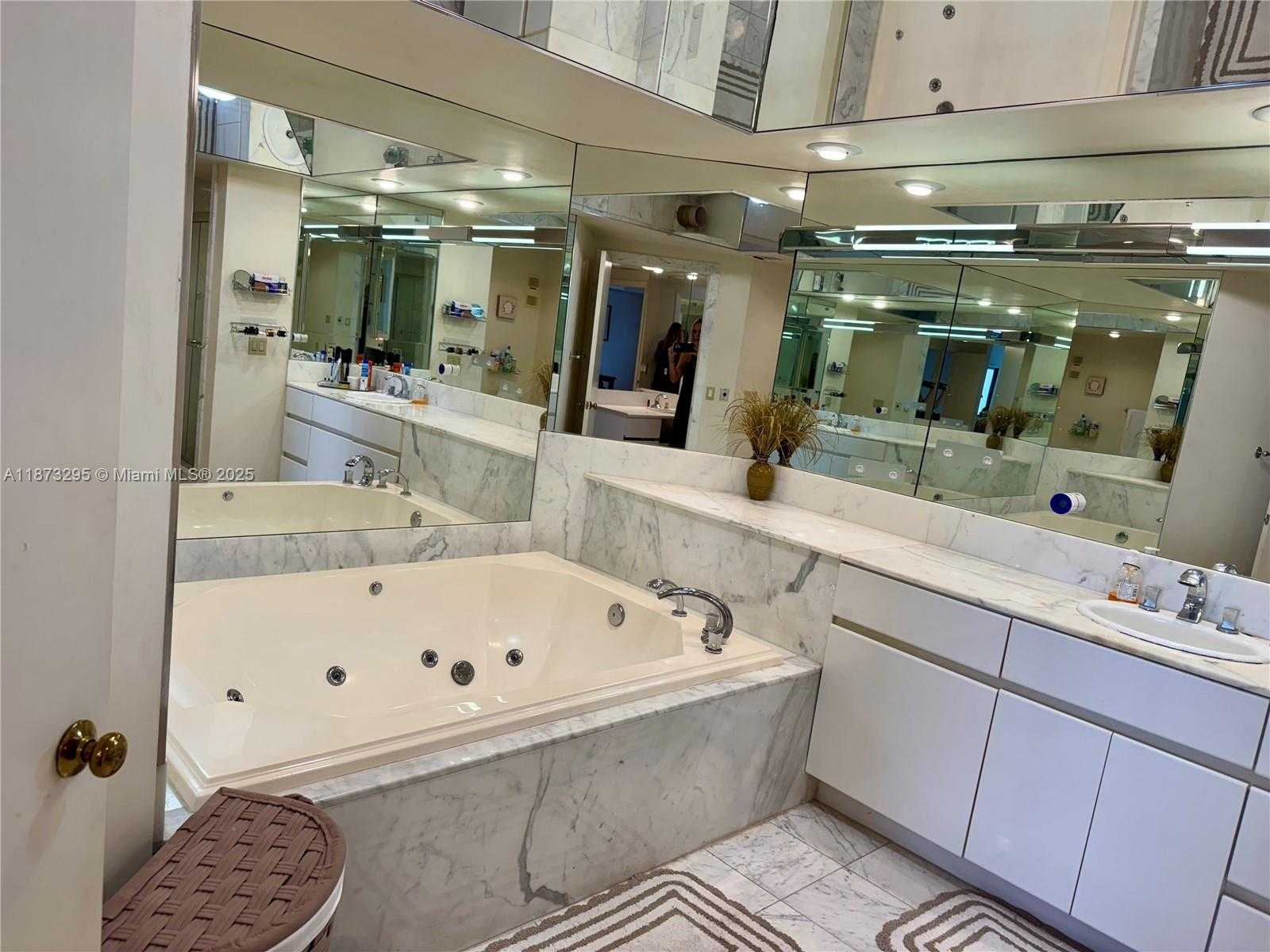 Small Image of 3000 ISLAND BLVD #2004, Aventura Number 11