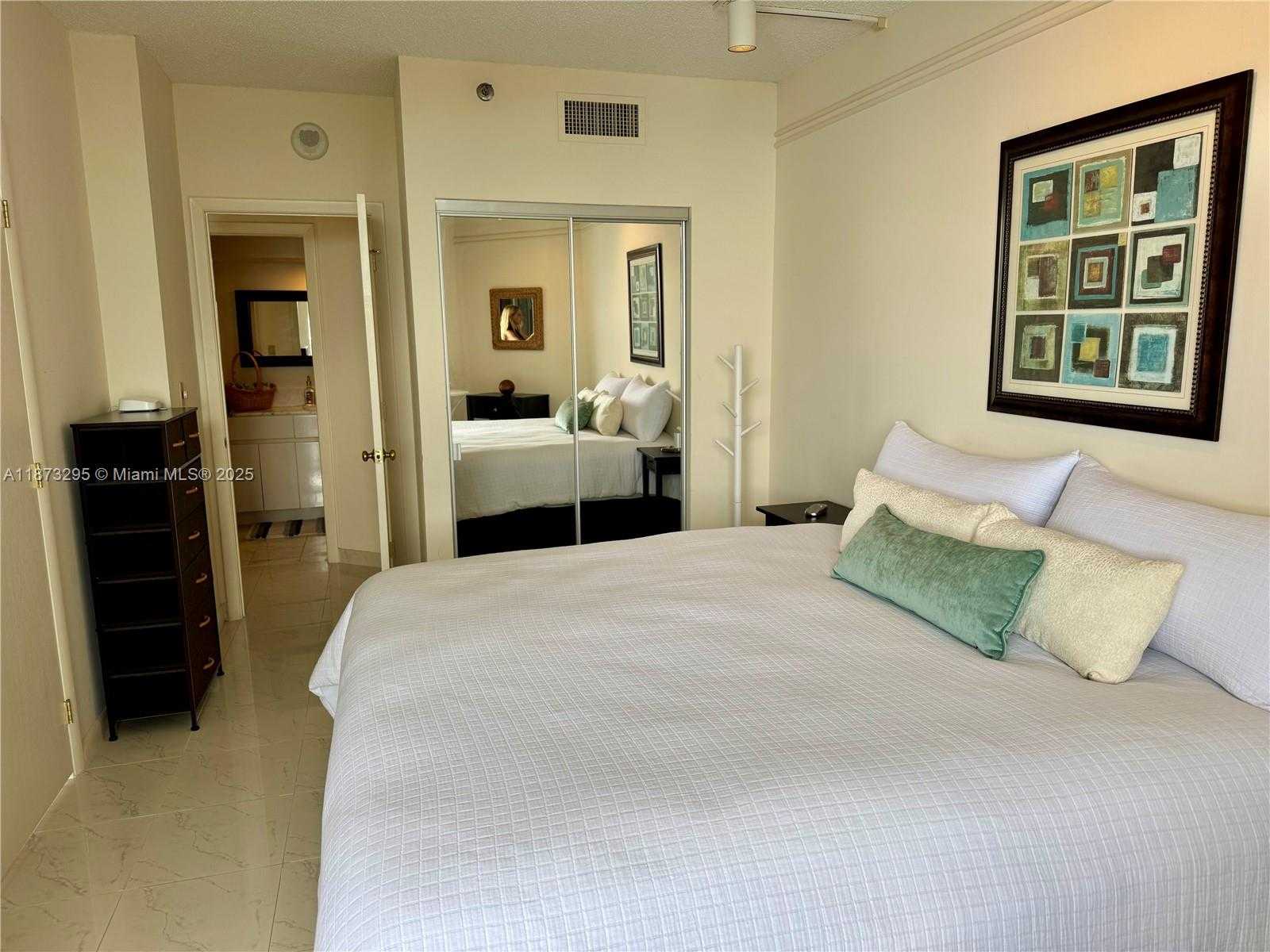 Small Image of 3000 ISLAND BLVD #2004, Aventura Number 14
