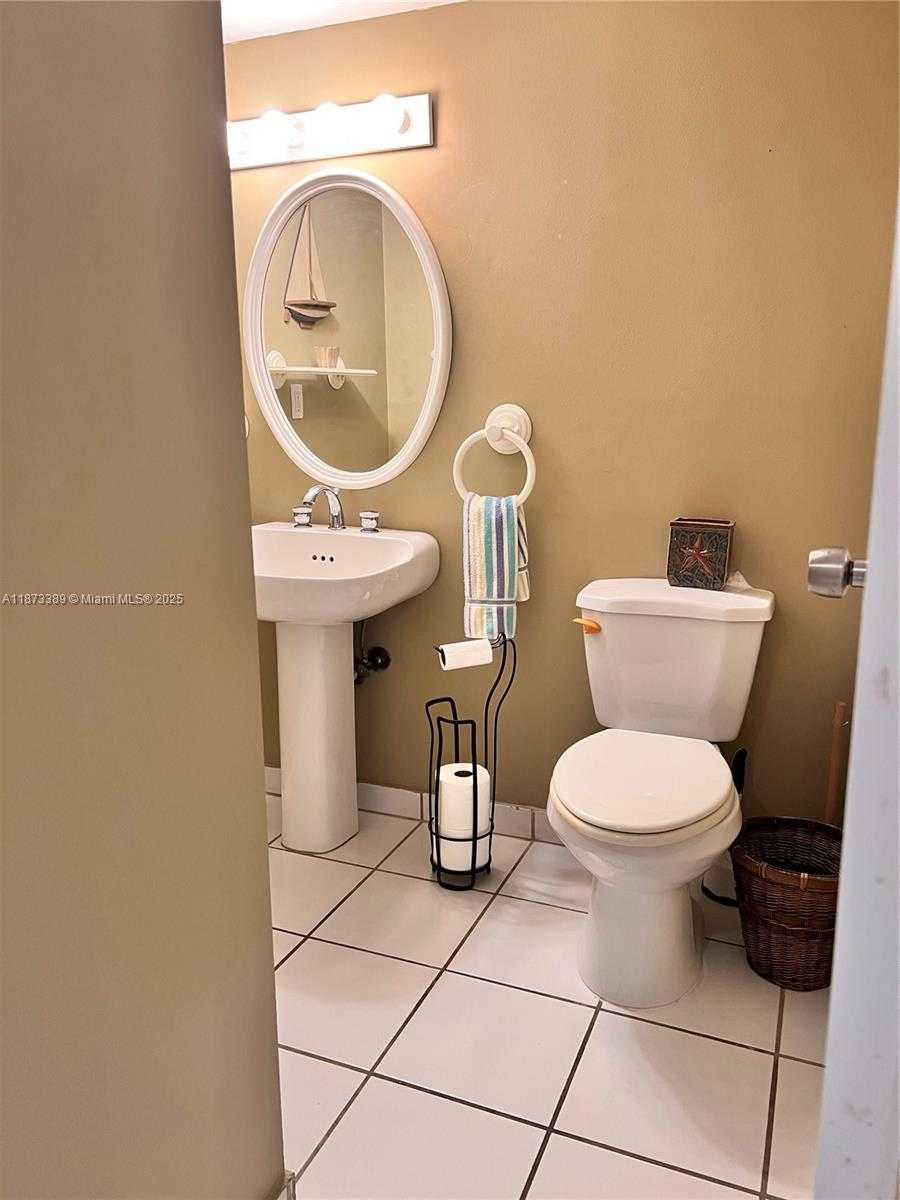 Small Image of 2625 COLLINS AVE #804, Miami Beach Number 7