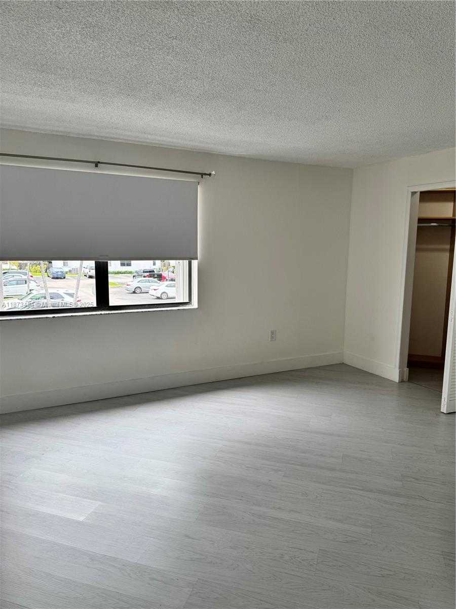 Small Image of Miami Number 10