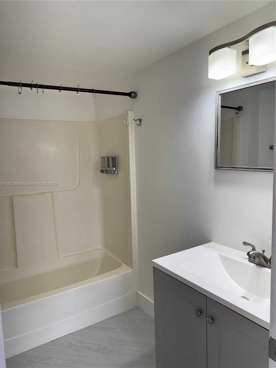 Small Image of Miami Number 8
