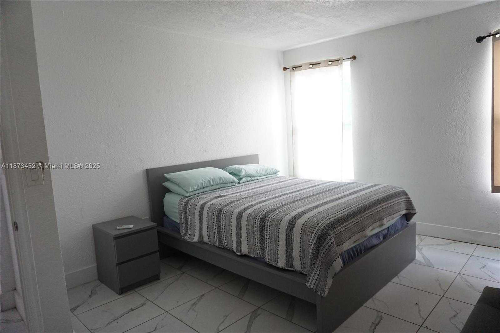 Small Image of 1652 MADISON ST #7, Hollywood Number 4