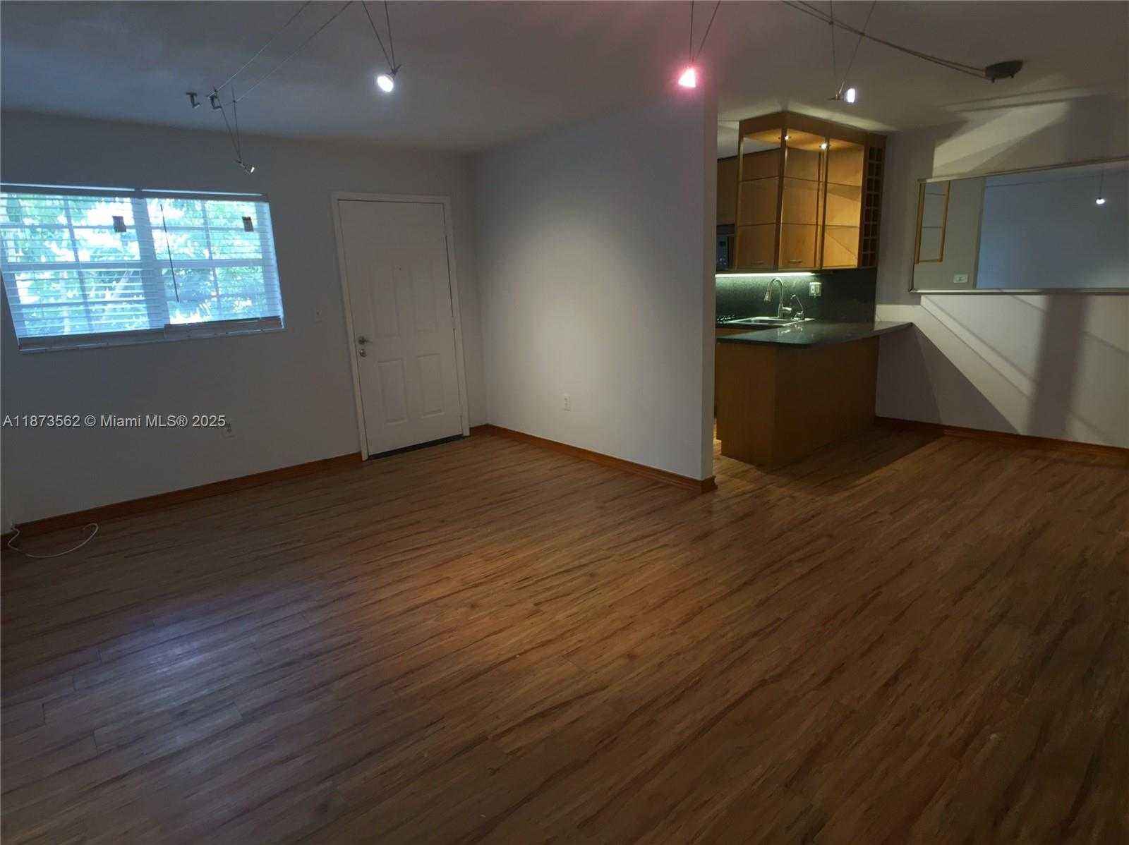 Small Image of 1620 WEST AVE #302, Miami Beach Number 3