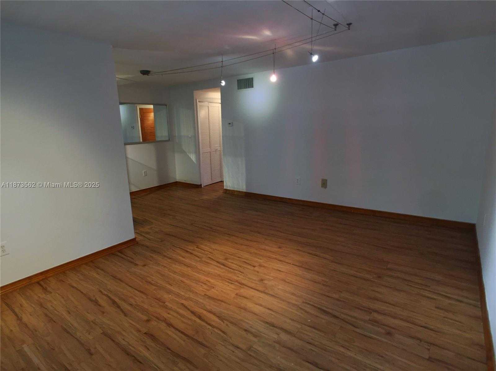 Small Image of 1620 WEST AVE #302, Miami Beach Number 4