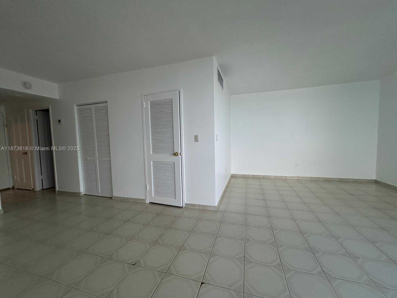 Small Image of 2899 COLLINS AVE #1121, Miami Beach Number 5