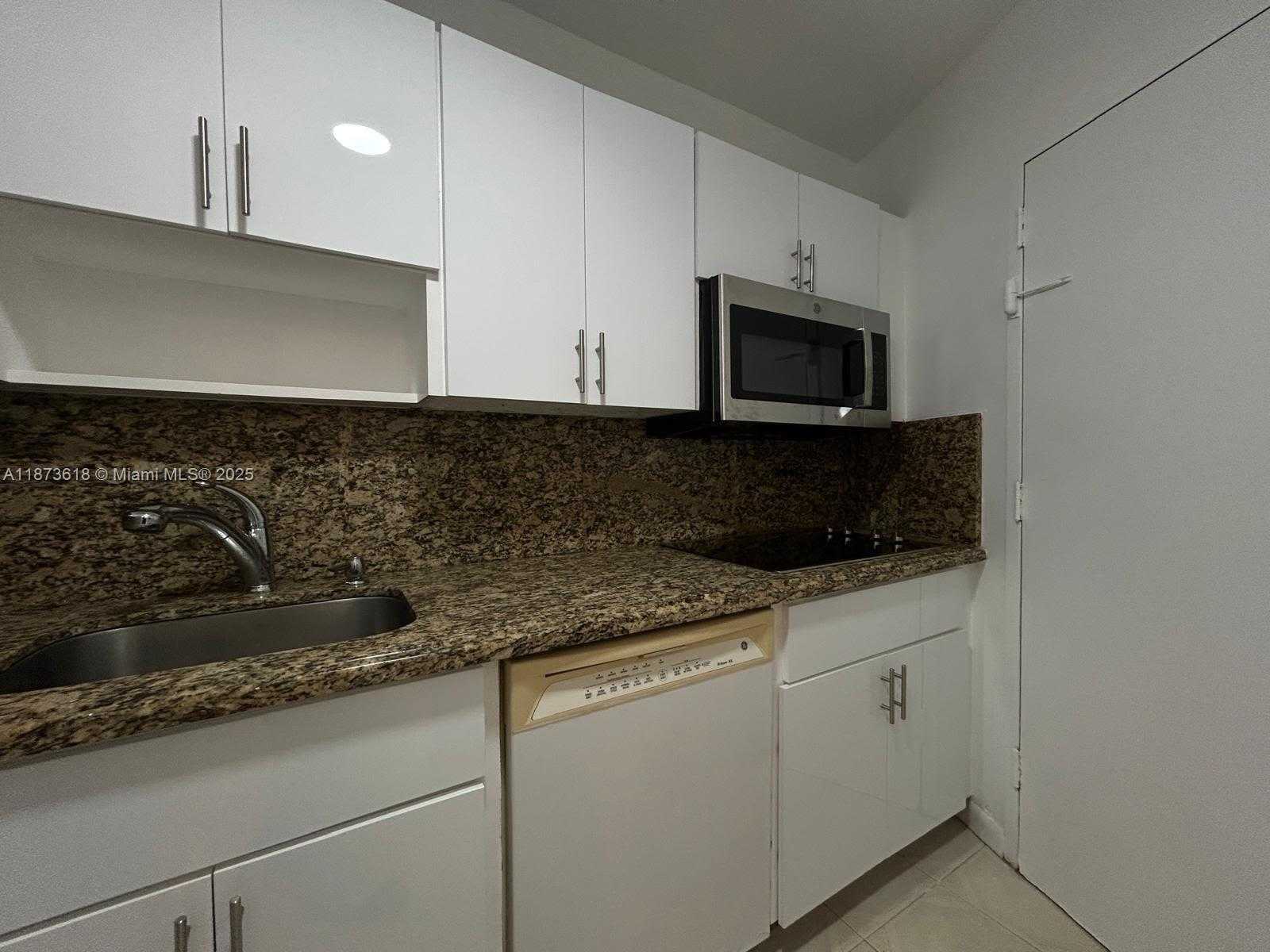 Small Image of 2899 COLLINS AVE #1121, Miami Beach Number 9
