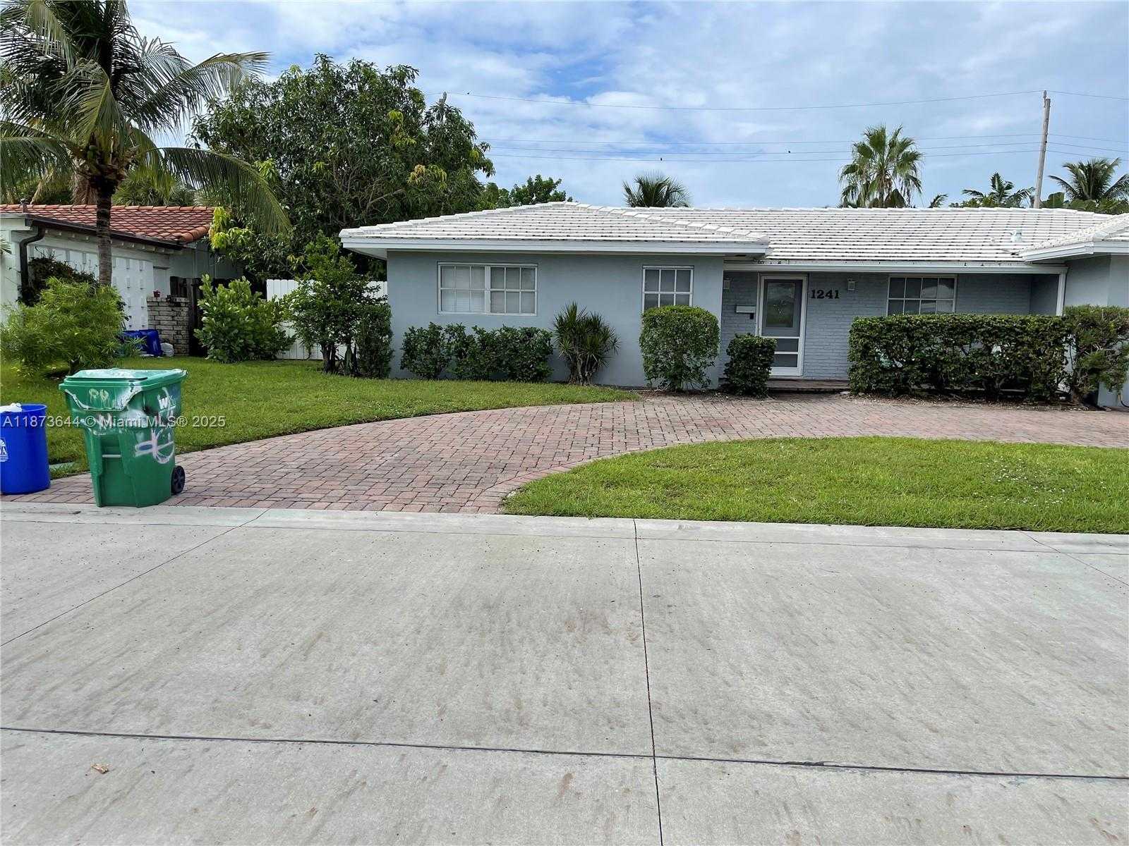 Small Image of 1241 MANOR DR, Riviera Beach Number 2