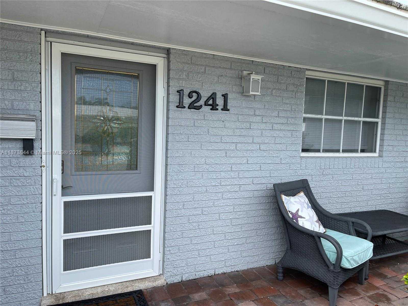 Small Image of 1241 MANOR DR, Riviera Beach Number 3