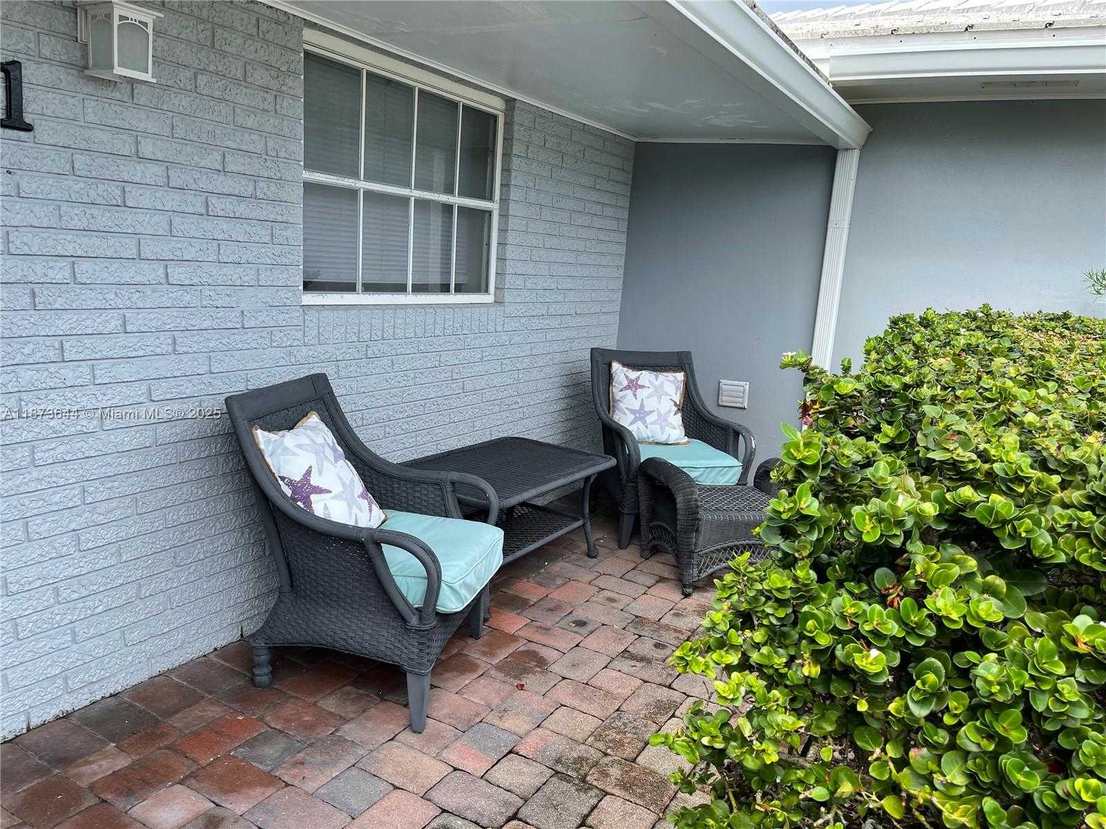 Small Image of 1241 MANOR DR, Riviera Beach Number 4