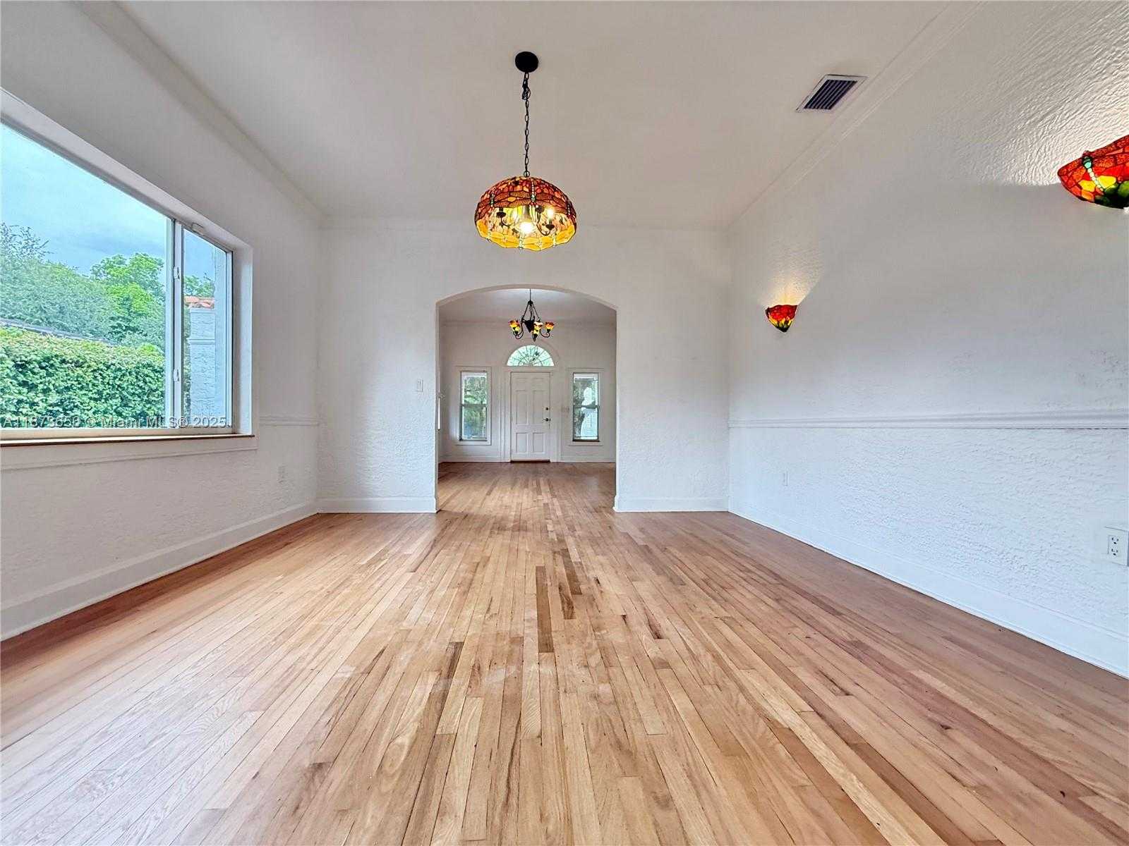 Small Image of 1502 TUNIS ST, Coral Gables Number 4