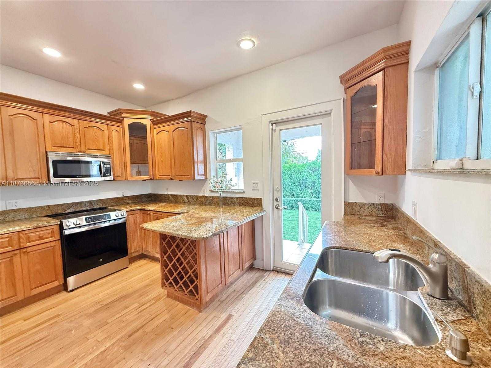 Small Image of 1502 TUNIS ST, Coral Gables Number 5