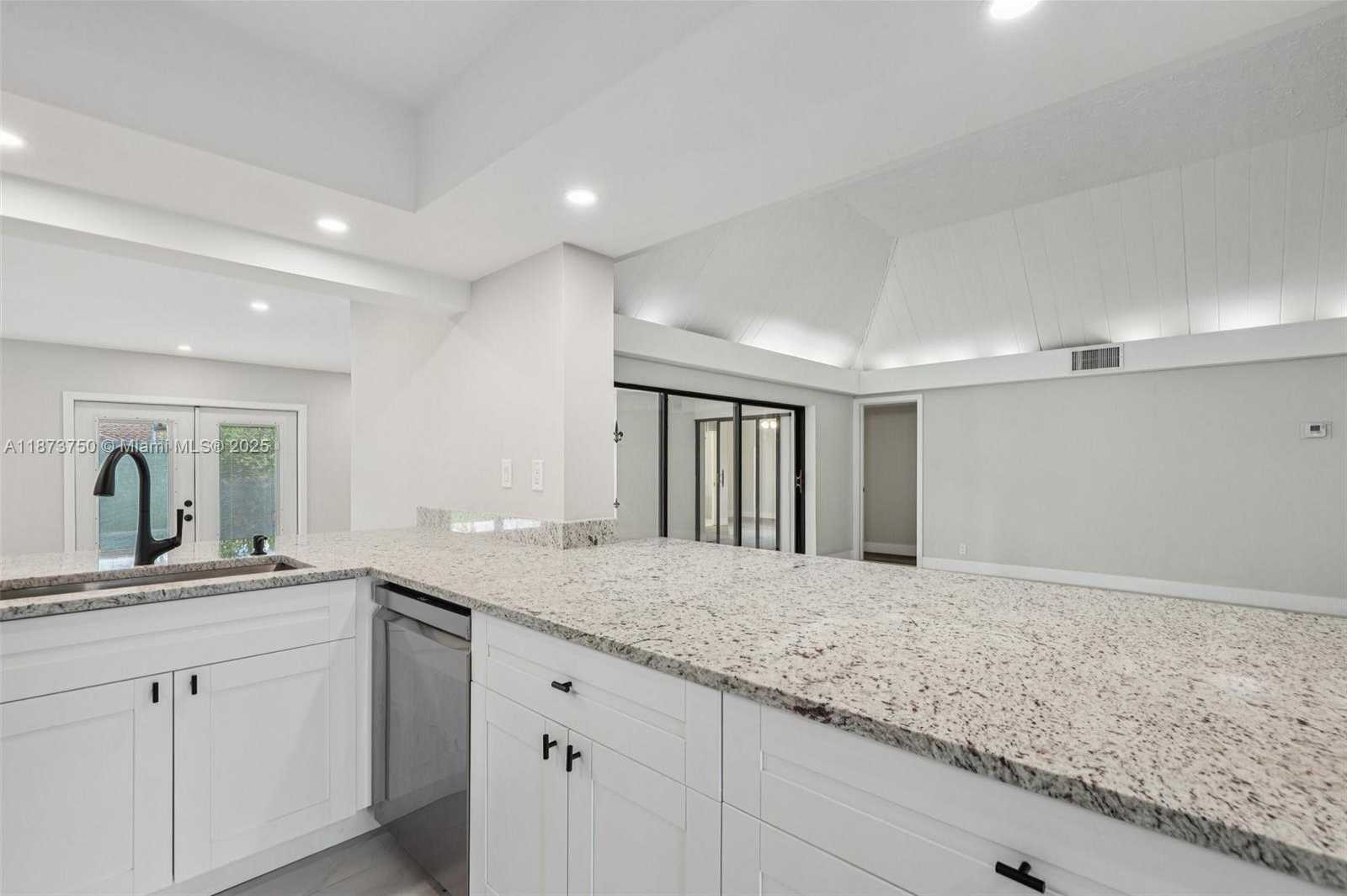 Small Image of 20 WEST TROPICAL WAY, Plantation Number 40
