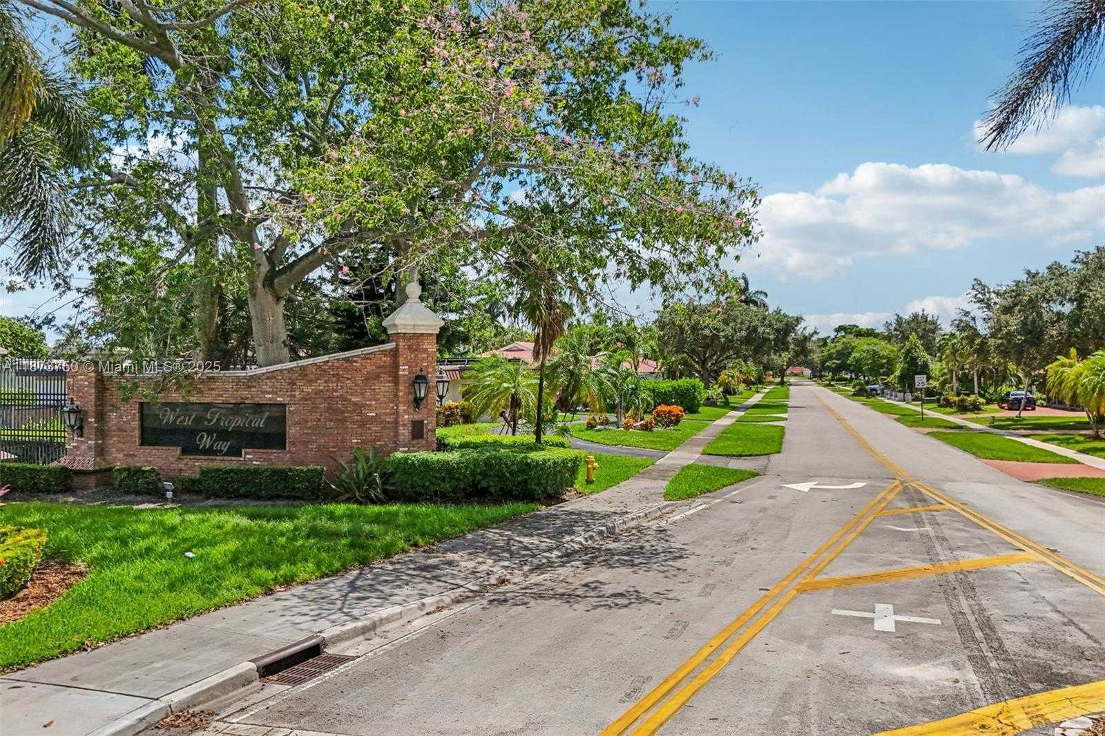 Small Image of 20 WEST TROPICAL WAY, Plantation Number 83