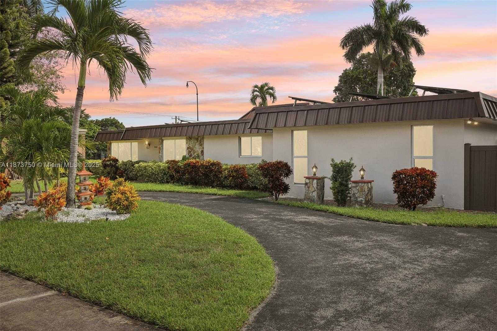 Small Image of 20 WEST TROPICAL WAY, Plantation Number 85