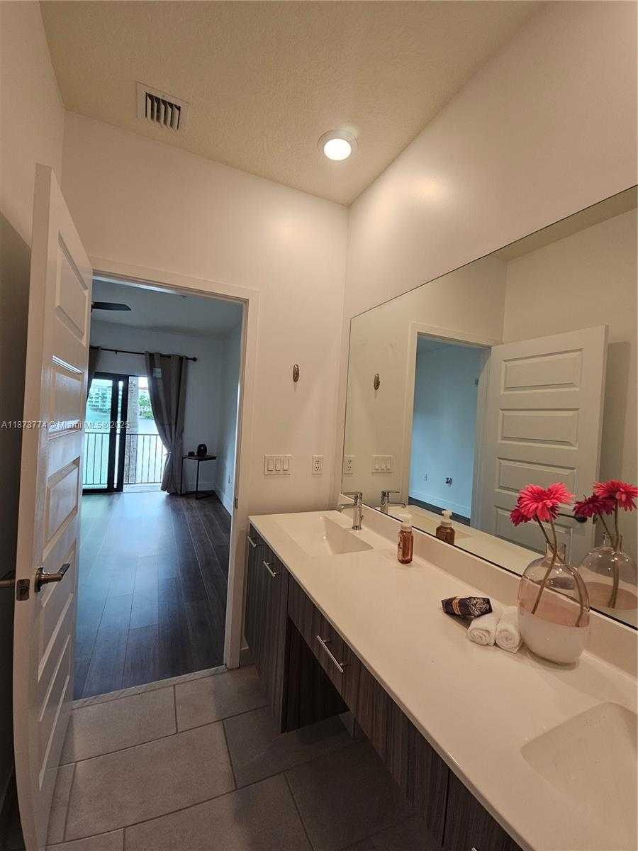 Small Image of 4640 NORTH WEST 84TH AVE #13, Doral Number 28