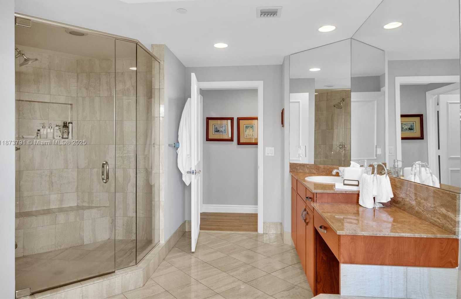 Small Image of 21050 POINT PL #605, Aventura Number 11